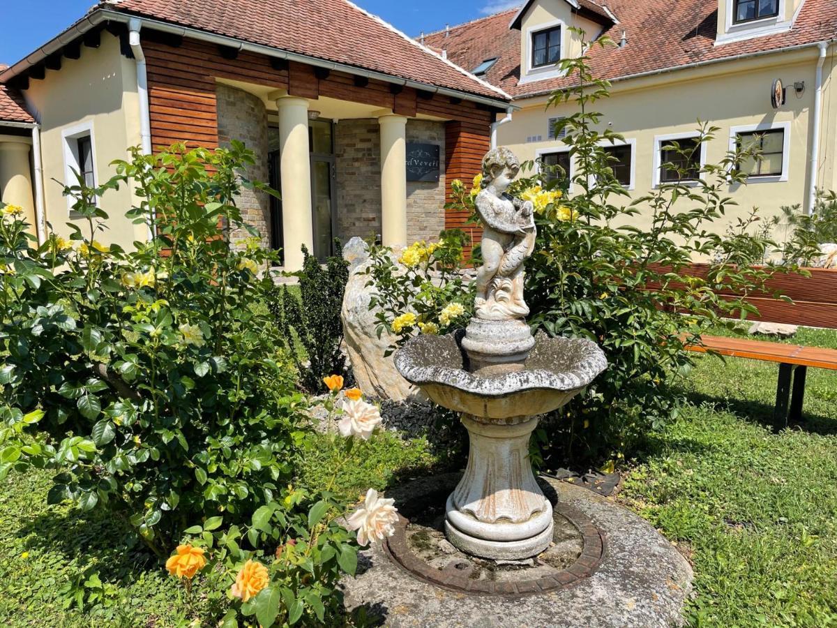 Hotel Veveri Veverska Bityska Exteriör bild